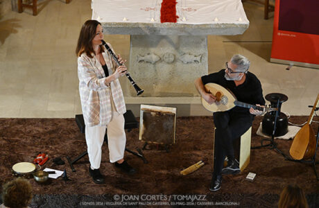 Carola Ortiz “Cantareras” (Sonos 2026 / Església de Sant Pau, 2026-05-03 / Casserres -Barcelona-) Por Joan Cortès [INSTANTZZ AKA Galería fotográfica AKA Fotoblog de jazz, impro… y algo más] - Tomajazz - Carola Ortiz “Cantareras” actuó en Sonos 2026 en Casserres, Barcelona, el 3 de mayo de 2026. Joan Cortès lo retrata en INSTANTZZ. Actuaron Carola Ortiz, Alexandre Guitart