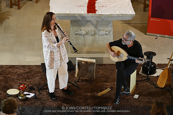 Carola Ortiz “Cantareras” (Sonos 2026 / Església de Sant Pau, 2026-05-03 / Casserres -Barcelona-) Por Joan Cortès [INSTANTZZ AKA Galería fotográfica AKA Fotoblog de jazz, impro… y algo más] - Tomajazz - Carola Ortiz “Cantareras” actuó en Sonos 2026 en Casserres, Barcelona, el 3 de mayo de 2026. Joan Cortès lo retrata en INSTANTZZ. Actuaron Carola Ortiz, Alexandre Guitart