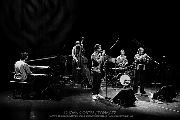 Marató de Jazz: Manel Fortià Libérica / David Viñolas & Sergi Sirvent (L’Auditori S2•OM, 2026-05-10 / Barcelona) [1] Por Joan Cortès [INSTANTZZ AKA Galería fotográfica AKA Fotoblog de jazz, impro… y algo más] - Tomajazz - Marató de Jazz tuvo lugar en L'Auditori de Barcelona el 10 de mayo de 2026. En el primer INSTANTZZ, Joan Cortès retrata a Manel Fortià Libérica / David Viñolas & Sergi Sirvent. Intervinieron Manel Fortià, Alba Careta, Pere Martínez, Max Villavecchia, Oriol Roca, David Viñola, Sergi Sirvent