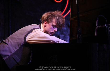 Jeppe Zeeberg “Pianíssim” (28è Festival Jazz Vic 2026 / Jazz Cava, 2026-05-14 / Vic -Barcelona-) [1] Por Joan Cortès [INSTANTZZ AKA Galería fotográfica AKA Fotoblog de jazz, impro… y algo más] - Tomajazz - Jeppe Zeeberg “Pianíssim” actuó en el 28è Festival Jazz Vic 2026 en la mítica Jazz Cava. Joan Cortès lo retrata en INSTANTZZ