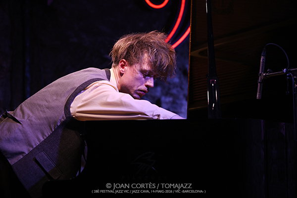 Jeppe Zeeberg “Pianíssim” (28è Festival Jazz Vic 2026 / Jazz Cava, 2026-05-14 / Vic -Barcelona-) [1] Por Joan Cortès [INSTANTZZ AKA Galería fotográfica AKA Fotoblog de jazz, impro… y algo más] - Tomajazz - Jeppe Zeeberg “Pianíssim” actuó en el 28è Festival Jazz Vic 2026 en la mítica Jazz Cava. Joan Cortès lo retrata en INSTANTZZ