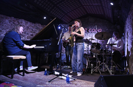 Signe Emmeluth’s Amoeba (28è Festival Jazz Vic / Jazz Cava, 2026-05-15 / Vic -Barcelona-) [2] Por Joan Cortès [INSTANTZZ AKA Galería fotográfica AKA Fotoblog de jazz, impro… y algo más] - Tomajazz - Signe Emmeluth’s Amoeba actuó en el 28è Festival Jazz Vic 2026, el 15 de mayo de 2026. Joan Cortès lo retrata en INSTANTZZ. Actuaron Signe Emmeluth, Karl Bjorå, Christian Balvig, Ole Mofjell