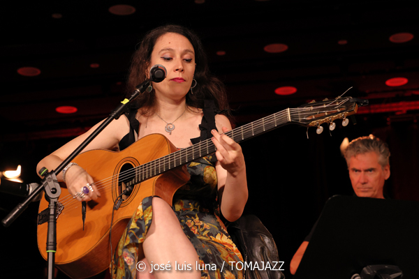 Leïla Duclos Quintet (Caixaforum Palma. 2026-07-02) Por Miquel Àngel Seguí y José Luis Luna Rocafort [Concierto de jazz] - Tomajazz - Leïla Duclos Quintet actuó en Caixaforum Palma el 2 de julio de 2026. Miquel Àngel Seguí y José Luis Luna Rocafort lo relatan y retratan. Actuaron Leïla Duclos, Giovanni Mirabassi, Jean-Philippe Bordier, Gilles Cocquard, Jean-Marc Robin 