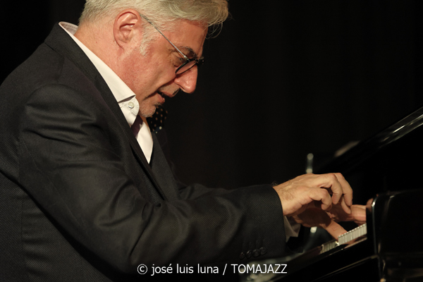 Leïla Duclos Quintet (Caixaforum Palma. 2026-07-02) Por Miquel Àngel Seguí y José Luis Luna Rocafort [Concierto de jazz] - Tomajazz - Leïla Duclos Quintet actuó en Caixaforum Palma el 2 de julio de 2026. Miquel Àngel Seguí y José Luis Luna Rocafort lo relatan y retratan. Actuaron Leïla Duclos, Giovanni Mirabassi, Jean-Philippe Bordier, Gilles Cocquard, Jean-Marc Robin 
