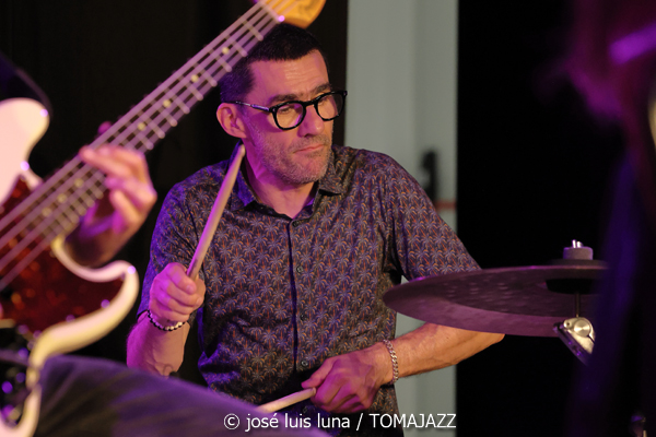 Leïla Duclos Quintet (Caixaforum Palma. 2026-07-02) Por Miquel Àngel Seguí y José Luis Luna Rocafort [Concierto de jazz] - Tomajazz - Leïla Duclos Quintet actuó en Caixaforum Palma el 2 de julio de 2026. Miquel Àngel Seguí y José Luis Luna Rocafort lo relatan y retratan. Actuaron Leïla Duclos, Giovanni Mirabassi, Jean-Philippe Bordier, Gilles Cocquard, Jean-Marc Robin 