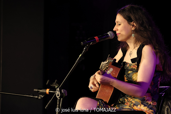 Leïla Duclos Quintet (Caixaforum Palma. 2026-07-02) Por Miquel Àngel Seguí y José Luis Luna Rocafort [Concierto de jazz] - Tomajazz - Leïla Duclos Quintet actuó en Caixaforum Palma el 2 de julio de 2026. Miquel Àngel Seguí y José Luis Luna Rocafort lo relatan y retratan. Actuaron Leïla Duclos, Giovanni Mirabassi, Jean-Philippe Bordier, Gilles Cocquard, Jean-Marc Robin 