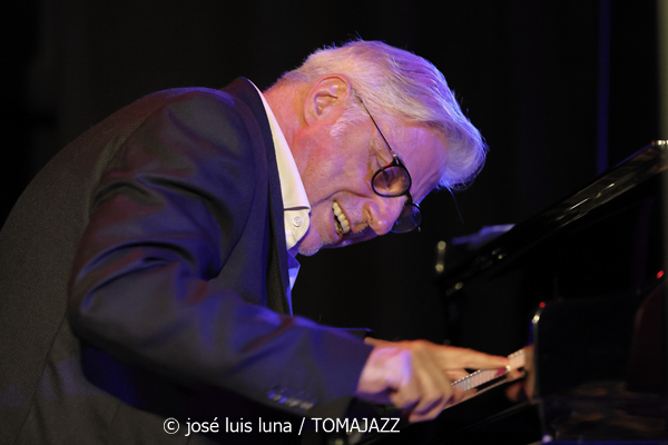 Leïla Duclos Quintet (Caixaforum Palma. 2026-07-02) Por Miquel Àngel Seguí y José Luis Luna Rocafort [Concierto de jazz] - Tomajazz - Leïla Duclos Quintet actuó en Caixaforum Palma el 2 de julio de 2026. Miquel Àngel Seguí y José Luis Luna Rocafort lo relatan y retratan. Actuaron Leïla Duclos, Giovanni Mirabassi, Jean-Philippe Bordier, Gilles Cocquard, Jean-Marc Robin 