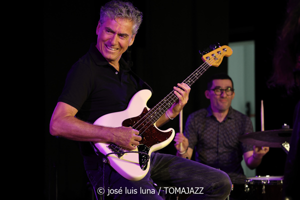 Leïla Duclos Quintet (Caixaforum Palma. 2026-07-02) Por Miquel Àngel Seguí y José Luis Luna Rocafort [Concierto de jazz] - Tomajazz - Leïla Duclos Quintet actuó en Caixaforum Palma el 2 de julio de 2026. Miquel Àngel Seguí y José Luis Luna Rocafort lo relatan y retratan. Actuaron Leïla Duclos, Giovanni Mirabassi, Jean-Philippe Bordier, Gilles Cocquard, Jean-Marc Robin 