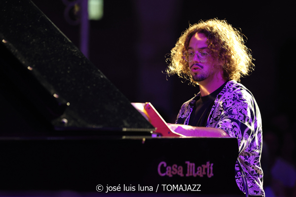 Florencio Cruz Electric Ensemble (Castell de Bellver, Palma. 2026-06-26)  Por Miquel Àngel Seguí y José Luis Luna Rocafort [Concierto de jazz] - Tomajazz - Florencio Cruz Electric Ensemble actuó en el Castell de Bellver de Palma el 26 de junio de 2026. Miquel Àngel Seguí y José Luis Luna Rocafort relatan el concierto