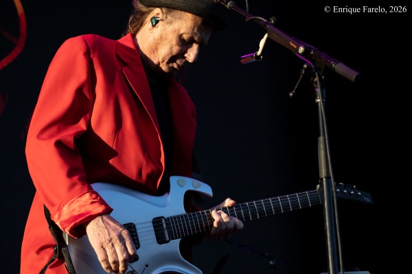 Beat (Adrian Belew, Steve Vai, Tony Levin y Danny Carey) (Noches del Botánico, Madrid. 2026-06-26) Por Enrique Farelo [Grabación de jazz] - Tomajazz - Beat, o lo que equivale a Adrian Belew, Steve Vai, Tony Levin y Danny Carey, actuaron en las Noches del Botánico de Madrid, el 26 de junio de 2026. Enrique Farelo repasa el concierto