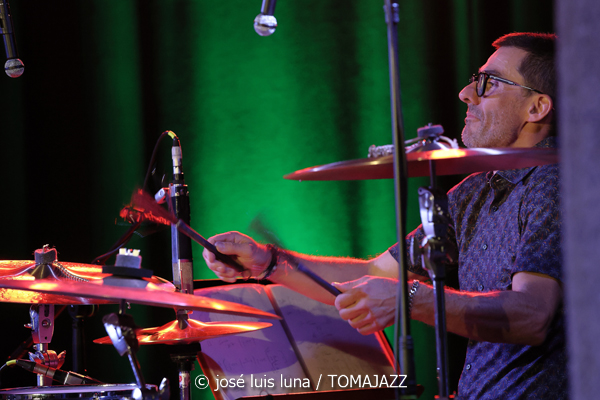 Leïla Duclos Quintet (Caixaforum Palma. 2026-07-02) Por Miquel Àngel Seguí y José Luis Luna Rocafort [Concierto de jazz] - Tomajazz - Leïla Duclos Quintet actuó en Caixaforum Palma el 2 de julio de 2026. Miquel Àngel Seguí y José Luis Luna Rocafort lo relatan y retratan. Actuaron Leïla Duclos, Giovanni Mirabassi, Jean-Philippe Bordier, Gilles Cocquard, Jean-Marc Robin 