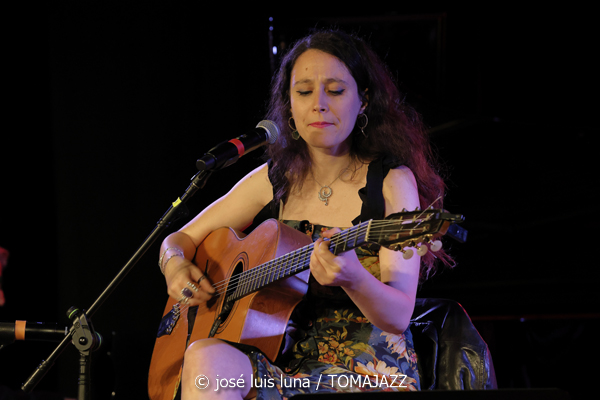 Leïla Duclos Quintet (Caixaforum Palma. 2026-07-02) Por Miquel Àngel Seguí y José Luis Luna Rocafort [Concierto de jazz] - Tomajazz - Leïla Duclos Quintet actuó en Caixaforum Palma el 2 de julio de 2026. Miquel Àngel Seguí y José Luis Luna Rocafort lo relatan y retratan. Actuaron Leïla Duclos, Giovanni Mirabassi, Jean-Philippe Bordier, Gilles Cocquard, Jean-Marc Robin 