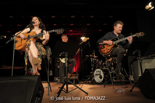 Leïla Duclos Quintet (Caixaforum Palma. 2026-07-02) Por Miquel Àngel Seguí y José Luis Luna Rocafort [Concierto de jazz] - Tomajazz - Leïla Duclos Quintet actuó en Caixaforum Palma el 2 de julio de 2026. Miquel Àngel Seguí y José Luis Luna Rocafort lo relatan y retratan. Actuaron Leïla Duclos, Giovanni Mirabassi, Jean-Philippe Bordier, Gilles Cocquard, Jean-Marc Robin 