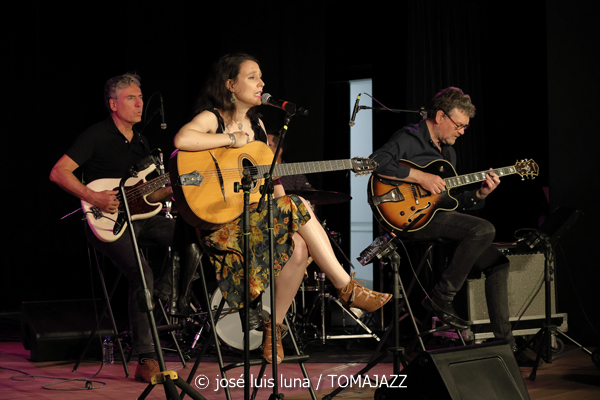 Leïla Duclos Quintet (Caixaforum Palma. 2026-07-02) Por Miquel Àngel Seguí y José Luis Luna Rocafort [Concierto de jazz] - Tomajazz - Leïla Duclos Quintet actuó en Caixaforum Palma el 2 de julio de 2026. Miquel Àngel Seguí y José Luis Luna Rocafort lo relatan y retratan. Actuaron Leïla Duclos, Giovanni Mirabassi, Jean-Philippe Bordier, Gilles Cocquard, Jean-Marc Robin 