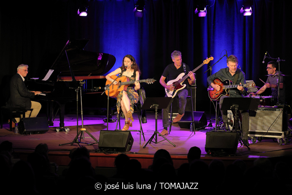 Leïla Duclos Quintet (Caixaforum Palma. 2026-07-02) Por Miquel Àngel Seguí y José Luis Luna Rocafort [Concierto de jazz] - Tomajazz - Leïla Duclos Quintet actuó en Caixaforum Palma el 2 de julio de 2026. Miquel Àngel Seguí y José Luis Luna Rocafort lo relatan y retratan. Actuaron Leïla Duclos, Giovanni Mirabassi, Jean-Philippe Bordier, Gilles Cocquard, Jean-Marc Robin