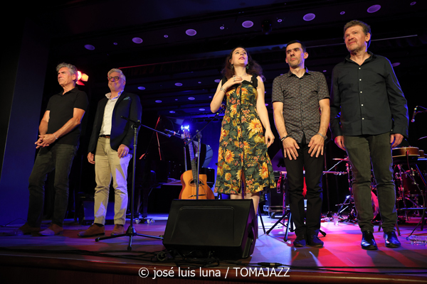 Leïla Duclos Quintet (Caixaforum Palma. 2026-07-02) Por Miquel Àngel Seguí y José Luis Luna Rocafort [Concierto de jazz] - Tomajazz - Leïla Duclos Quintet actuó en Caixaforum Palma el 2 de julio de 2026. Miquel Àngel Seguí y José Luis Luna Rocafort lo relatan y retratan. Actuaron Leïla Duclos, Giovanni Mirabassi, Jean-Philippe Bordier, Gilles Cocquard, Jean-Marc Robin 