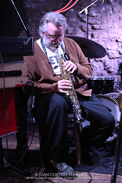 ADHD (28è Festival Jazz Vic / Jazz Cava, 2026-05-16 / Vic -Barcelona-) [3] Por Joan Cortès [INSTANTZZ AKA Galería fotográfica AKA Fotoblog de jazz, impro… y algo más] - Tomajazz - ADHD actuó en el 28è Festival Jazz Vic 2026, el 16 de mayo de 2026. Joan Cortès lo retrata en INSTANTZZ. ADHD son Thómas Jónsson, Ómar Guðjónsson, Óskar Guðjónsson, Magnús Trygvason Eliassen 
