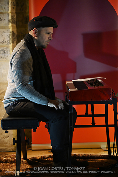 Raynald Colom & Roger Mas (Sonos 2026 / Sobirana de Ferrans, 2026-05-17 / Balsereny -Barcelona-) [y 2] Por Joan Cortès [INSTANTZZ AKA Galería fotográfica AKA Fotoblog de jazz, impro… y algo más] - Tomajazz - Raynald Colom & Roger Mas actuaron en Sonos 2026 en Sobirana de Ferrans,Balsereny, Barcelona. el 17 de mayo de 2026. Joan Cortès lo retrata en INSTANTZZ