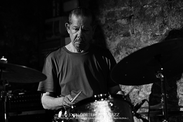 Seven Cycle “Live at Jazz Cava” (28è Festival Jazz Vic / Jazz Cava, 2026-05-21 / Vic -Barcelona-) [4] Por Joan Cortès [INSTANTZZ AKA Galería fotográfica AKA Fotoblog de jazz, impro… y algo más] - Tomajazz - Seven Cycle grabó su “Live at Jazz Cava” en el 28è Festival Jazz Vic el 21 de mayo de 2026. Joan Cortès lo retrata en INSTANTZZ. Seven Cycle son Tomas Majcherski, Toni Saigi, Romeu Tristao, Mark Johnson