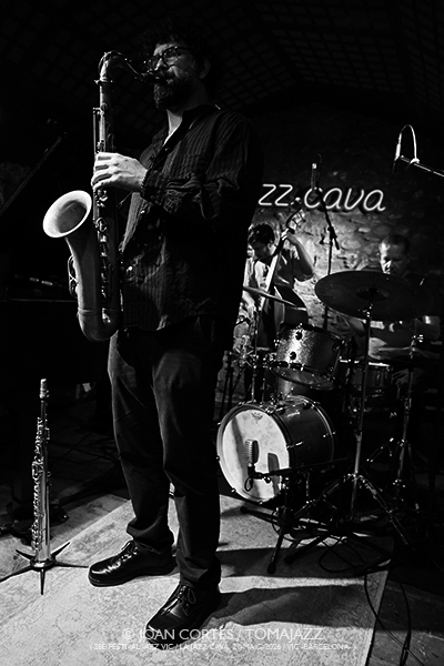 Seven Cycle “Live at Jazz Cava” (28è Festival Jazz Vic / Jazz Cava, 2026-05-21 / Vic -Barcelona-) [4] Por Joan Cortès [INSTANTZZ AKA Galería fotográfica AKA Fotoblog de jazz, impro… y algo más] - Tomajazz - Seven Cycle grabó su “Live at Jazz Cava” en el 28è Festival Jazz Vic el 21 de mayo de 2026. Joan Cortès lo retrata en INSTANTZZ. Seven Cycle son Tomas Majcherski, Toni Saigi, Romeu Tristao, Mark Johnson