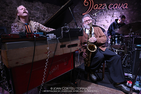 ADHD (28è Festival Jazz Vic / Jazz Cava, 2026-05-16 / Vic -Barcelona-) [3] Por Joan Cortès [INSTANTZZ AKA Galería fotográfica AKA Fotoblog de jazz, impro… y algo más] - Tomajazz - ADHD actuó en el 28è Festival Jazz Vic 2026, el 16 de mayo de 2026. Joan Cortès lo retrata en INSTANTZZ. ADHD son Thómas Jónsson, Ómar Guðjónsson, Óskar Guðjónsson, Magnús Trygvason Eliassen 