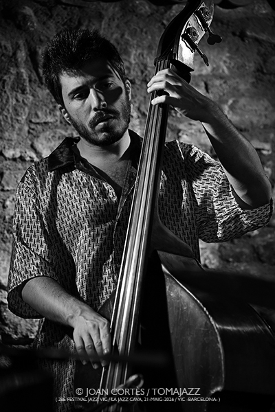 Seven Cycle “Live at Jazz Cava” (28è Festival Jazz Vic / Jazz Cava, 2026-05-21 / Vic -Barcelona-) [4] Por Joan Cortès [INSTANTZZ AKA Galería fotográfica AKA Fotoblog de jazz, impro… y algo más] - Tomajazz - Seven Cycle grabó su “Live at Jazz Cava” en el 28è Festival Jazz Vic el 21 de mayo de 2026. Joan Cortès lo retrata en INSTANTZZ. Seven Cycle son Tomas Majcherski, Toni Saigi, Romeu Tristao, Mark Johnson