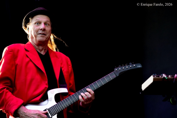 Beat (Adrian Belew, Steve Vai, Tony Levin y Danny Carey) (Noches del Botánico, Madrid. 2026-06-26) Por Enrique Farelo [Grabación de jazz] - Tomajazz - Beat, o lo que equivale a Adrian Belew, Steve Vai, Tony Levin y Danny Carey, actuaron en las Noches del Botánico de Madrid, el 26 de junio de 2026. Enrique Farelo repasa el concierto