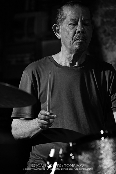Seven Cycle “Live at Jazz Cava” (28è Festival Jazz Vic / Jazz Cava, 2026-05-21 / Vic -Barcelona-) [4] Por Joan Cortès [INSTANTZZ AKA Galería fotográfica AKA Fotoblog de jazz, impro… y algo más] - Tomajazz - Seven Cycle grabó su “Live at Jazz Cava” en el 28è Festival Jazz Vic el 21 de mayo de 2026. Joan Cortès lo retrata en INSTANTZZ. Seven Cycle son Tomas Majcherski, Toni Saigi, Romeu Tristao, Mark Johnson