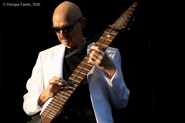 Beat (Adrian Belew, Steve Vai, Tony Levin y Danny Carey) (Noches del Botánico, Madrid. 2026-06-26) Por Enrique Farelo [Grabación de jazz] - Tomajazz - Beat, o lo que equivale a Adrian Belew, Steve Vai, Tony Levin y Danny Carey, actuaron en las Noches del Botánico de Madrid, el 26 de junio de 2026. Enrique Farelo repasa el concierto
