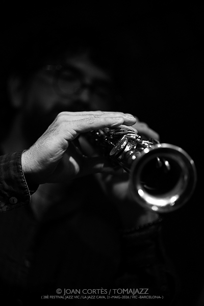 Seven Cycle “Live at Jazz Cava” (28è Festival Jazz Vic / Jazz Cava, 2026-05-21 / Vic -Barcelona-) [4] Por Joan Cortès [INSTANTZZ AKA Galería fotográfica AKA Fotoblog de jazz, impro… y algo más] - Tomajazz - Seven Cycle grabó su “Live at Jazz Cava” en el 28è Festival Jazz Vic el 21 de mayo de 2026. Joan Cortès lo retrata en INSTANTZZ. Seven Cycle son Tomas Majcherski, Toni Saigi, Romeu Tristao, Mark Johnson