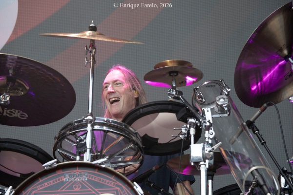 Beat (Adrian Belew, Steve Vai, Tony Levin y Danny Carey) (Noches del Botánico, Madrid. 2026-06-26) Por Enrique Farelo [Grabación de jazz] - Tomajazz - Beat, o lo que equivale a Adrian Belew, Steve Vai, Tony Levin y Danny Carey, actuaron en las Noches del Botánico de Madrid, el 26 de junio de 2026. Enrique Farelo repasa el concierto