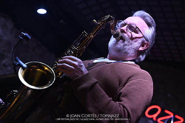 ADHD (28è Festival Jazz Vic / Jazz Cava, 2026-05-16 / Vic -Barcelona-) [3] Por Joan Cortès [INSTANTZZ AKA Galería fotográfica AKA Fotoblog de jazz, impro… y algo más] - Tomajazz - ADHD actuó en el 28è Festival Jazz Vic 2026, el 16 de mayo de 2026. Joan Cortès lo retrata en INSTANTZZ. ADHD son Thómas Jónsson, Ómar Guðjónsson, Óskar Guðjónsson, Magnús Trygvason Eliassen 