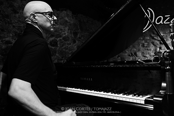 Nik Bärtsch & Kaspar Rast (28è Festival Jazz Vic / Jazz Cava, 2026-05-22 / Vic -Barcelona-) [5] Por Joan Cortès [INSTANTZZ AKA Galería fotográfica AKA Fotoblog de jazz, impro… y algo más] - Tomajazz - Nik Bärtsch & Kaspar Rast c(28è Festival Jazz Vic / Jazz Cava, 2026-05-22 / Vic -Barcelona-) [5] Por Joan Cortès [INSTANTZZ