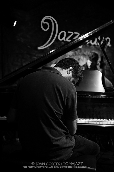 Seven Cycle “Live at Jazz Cava” (28è Festival Jazz Vic / Jazz Cava, 2026-05-21 / Vic -Barcelona-) [4] Por Joan Cortès [INSTANTZZ AKA Galería fotográfica AKA Fotoblog de jazz, impro… y algo más] - Tomajazz - Seven Cycle grabó su “Live at Jazz Cava” en el 28è Festival Jazz Vic el 21 de mayo de 2026. Joan Cortès lo retrata en INSTANTZZ. Seven Cycle son Tomas Majcherski, Toni Saigi, Romeu Tristao, Mark Johnson
