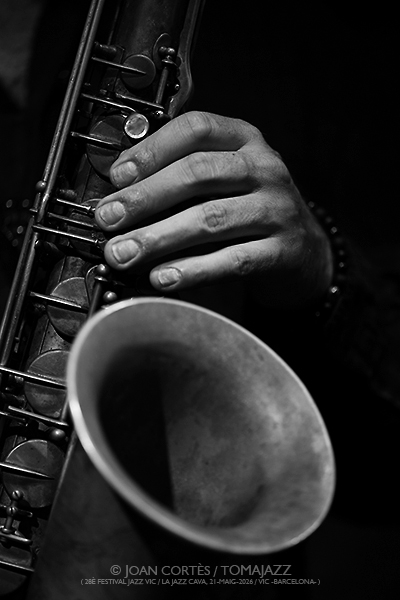 Seven Cycle “Live at Jazz Cava” (28è Festival Jazz Vic / Jazz Cava, 2026-05-21 / Vic -Barcelona-) [4] Por Joan Cortès [INSTANTZZ AKA Galería fotográfica AKA Fotoblog de jazz, impro… y algo más] - Tomajazz - Seven Cycle grabó su “Live at Jazz Cava” en el 28è Festival Jazz Vic el 21 de mayo de 2026. Joan Cortès lo retrata en INSTANTZZ. Seven Cycle son Tomas Majcherski, Toni Saigi, Romeu Tristao, Mark Johnson