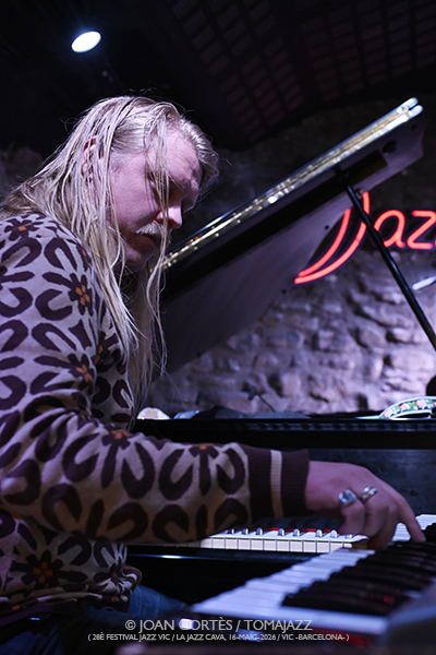 ADHD (28è Festival Jazz Vic / Jazz Cava, 2026-05-16 / Vic -Barcelona-) [3] Por Joan Cortès [INSTANTZZ AKA Galería fotográfica AKA Fotoblog de jazz, impro… y algo más] - Tomajazz - ADHD actuó en el 28è Festival Jazz Vic 2026, el 16 de mayo de 2026. Joan Cortès lo retrata en INSTANTZZ. ADHD son Thómas Jónsson, Ómar Guðjónsson, Óskar Guðjónsson, Magnús Trygvason Eliassen 