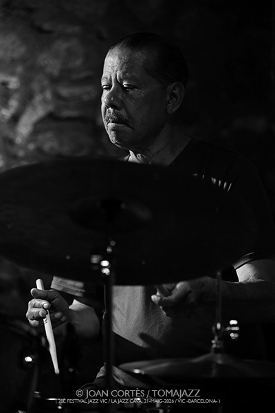 Seven Cycle “Live at Jazz Cava” (28è Festival Jazz Vic / Jazz Cava, 2026-05-21 / Vic -Barcelona-) [4] Por Joan Cortès [INSTANTZZ AKA Galería fotográfica AKA Fotoblog de jazz, impro… y algo más] - Tomajazz - Seven Cycle grabó su “Live at Jazz Cava” en el 28è Festival Jazz Vic el 21 de mayo de 2026. Joan Cortès lo retrata en INSTANTZZ. Seven Cycle son Tomas Majcherski, Toni Saigi, Romeu Tristao, Mark Johnson