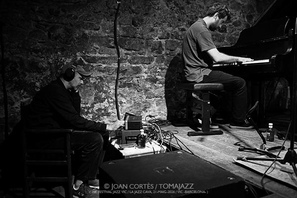 Seven Cycle “Live at Jazz Cava” (28è Festival Jazz Vic / Jazz Cava, 2026-05-21 / Vic -Barcelona-) [4] Por Joan Cortès [INSTANTZZ AKA Galería fotográfica AKA Fotoblog de jazz, impro… y algo más] - Tomajazz - Seven Cycle grabó su “Live at Jazz Cava” en el 28è Festival Jazz Vic el 21 de mayo de 2026. Joan Cortès lo retrata en INSTANTZZ. Seven Cycle son Tomas Majcherski, Toni Saigi, Romeu Tristao, Mark Johnson