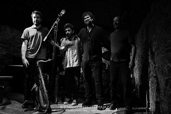 Seven Cycle “Live at Jazz Cava” (28è Festival Jazz Vic / Jazz Cava, 2026-05-21 / Vic -Barcelona-) [4] Por Joan Cortès [INSTANTZZ AKA Galería fotográfica AKA Fotoblog de jazz, impro… y algo más] - Tomajazz - Seven Cycle grabó su “Live at Jazz Cava” en el 28è Festival Jazz Vic el 21 de mayo de 2026. Joan Cortès lo retrata en INSTANTZZ. Seven Cycle son Tomas Majcherski, Toni Saigi, Romeu Tristao, Mark Johnson
