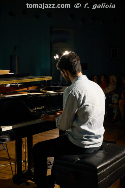 Christos Rafalides Quartet (Huesca es Jazz 2026. 2026-06-26) Por Fabio Galicia [INSTANTZZ AKA Galería fotográfica AKA Fotoblog de jazz, impro… y algo más] - Tomajazz - Christos Rafalides Quartet actuó en Huesca es Jazz 2026. Fabio Galicia lo retrata en INSTANTZZ. Actuaron Christos Rafalides, Alejandro Esperanza, Manel Fortià, Cecília Collaço