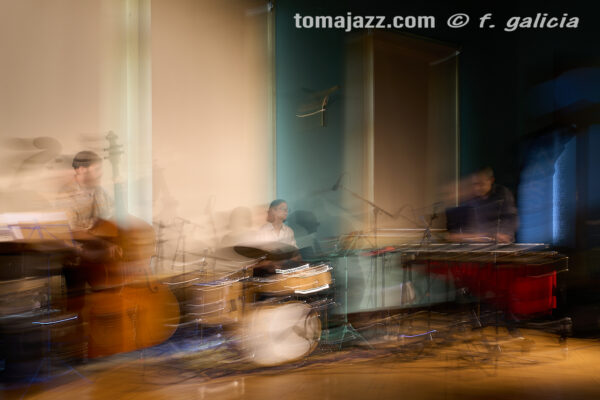 Christos Rafalides Quartet (Huesca es Jazz 2026. 2026-06-26) Por Fabio Galicia [INSTANTZZ AKA Galería fotográfica AKA Fotoblog de jazz, impro… y algo más] - Tomajazz - Christos Rafalides Quartet actuó en Huesca es Jazz 2026. Fabio Galicia lo retrata en INSTANTZZ. Actuaron Christos Rafalides, Alejandro Esperanza, Manel Fortià, Cecília Collaço