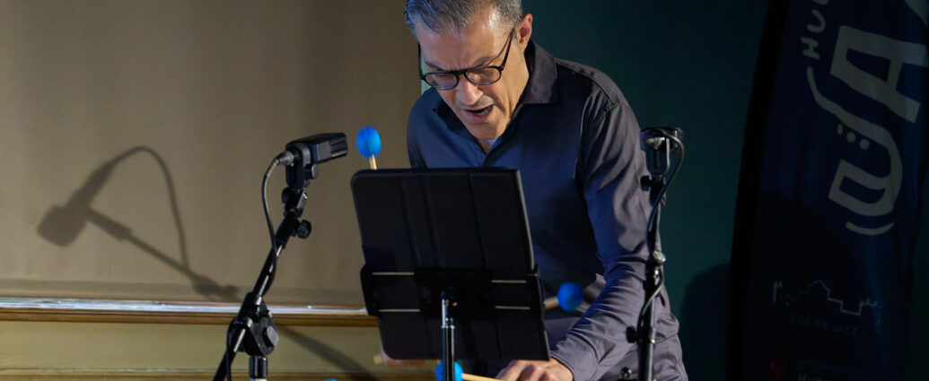 Christos Rafalides Quartet (Huesca es Jazz 2026. 2026-06-26) Por Fabio Galicia [INSTANTZZ AKA Galería fotográfica AKA Fotoblog de jazz, impro… y algo más] - Tomajazz - Christos Rafalides Quartet actuó en Huesca es Jazz 2026. Fabio Galicia lo retrata en INSTANTZZ. Actuaron Christos Rafalides, Alejandro Esperanza, Manel Fortià, Cecília Collaço
