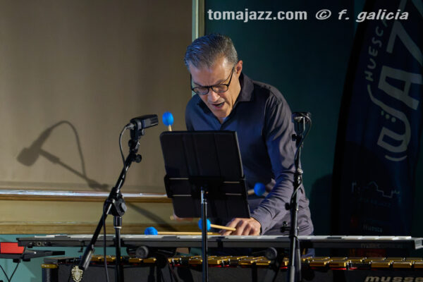 Christos Rafalides Quartet (Huesca es Jazz 2026. 2026-06-26) Por Fabio Galicia [INSTANTZZ AKA Galería fotográfica AKA Fotoblog de jazz, impro… y algo más] - Tomajazz - Christos Rafalides Quartet actuó en Huesca es Jazz 2026. Fabio Galicia lo retrata en INSTANTZZ. Actuaron Christos Rafalides, Alejandro Esperanza, Manel Fortià, Cecília Collaço
