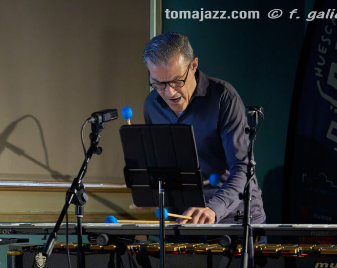Christos Rafalides Quartet (Huesca es Jazz 2026. 2026-06-26) Por Fabio Galicia [INSTANTZZ AKA Galería fotográfica AKA Fotoblog de jazz, impro… y algo más] - Tomajazz - Christos Rafalides Quartet actuó en Huesca es Jazz 2026. Fabio Galicia lo retrata en INSTANTZZ. Actuaron Christos Rafalides, Alejandro Esperanza, Manel Fortià, Cecília Collaço