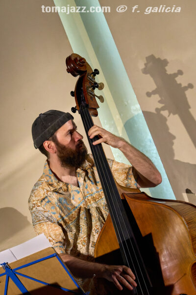 Christos Rafalides Quartet (Huesca es Jazz 2026. 2026-06-26) Por Fabio Galicia [INSTANTZZ AKA Galería fotográfica AKA Fotoblog de jazz, impro… y algo más] - Tomajazz - Christos Rafalides Quartet actuó en Huesca es Jazz 2026. Fabio Galicia lo retrata en INSTANTZZ. Actuaron Christos Rafalides, Alejandro Esperanza, Manel Fortià, Cecília Collaço