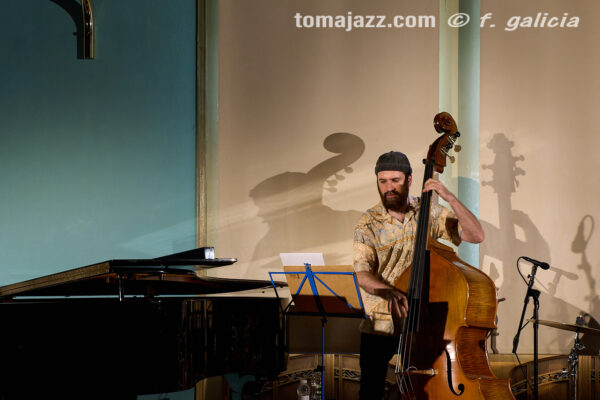 Christos Rafalides Quartet (Huesca es Jazz 2026. 2026-06-26) Por Fabio Galicia [INSTANTZZ AKA Galería fotográfica AKA Fotoblog de jazz, impro… y algo más] - Tomajazz - Christos Rafalides Quartet actuó en Huesca es Jazz 2026. Fabio Galicia lo retrata en INSTANTZZ. Actuaron Christos Rafalides, Alejandro Esperanza, Manel Fortià, Cecília Collaço