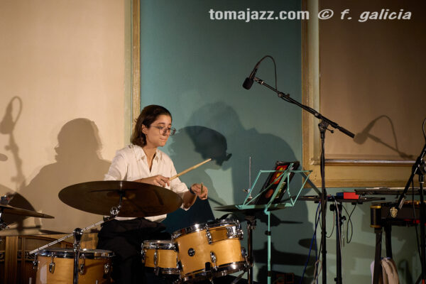 Christos Rafalides Quartet (Huesca es Jazz 2026. 2026-06-26) Por Fabio Galicia [INSTANTZZ AKA Galería fotográfica AKA Fotoblog de jazz, impro… y algo más] - Tomajazz - Christos Rafalides Quartet actuó en Huesca es Jazz 2026. Fabio Galicia lo retrata en INSTANTZZ. Actuaron Christos Rafalides, Alejandro Esperanza, Manel Fortià, Cecília Collaço