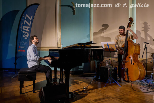 Christos Rafalides Quartet (Huesca es Jazz 2026. 2026-06-26) Por Fabio Galicia [INSTANTZZ AKA Galería fotográfica AKA Fotoblog de jazz, impro… y algo más] - Tomajazz - Christos Rafalides Quartet actuó en Huesca es Jazz 2026. Fabio Galicia lo retrata en INSTANTZZ. Actuaron Christos Rafalides, Alejandro Esperanza, Manel Fortià, Cecília Collaço