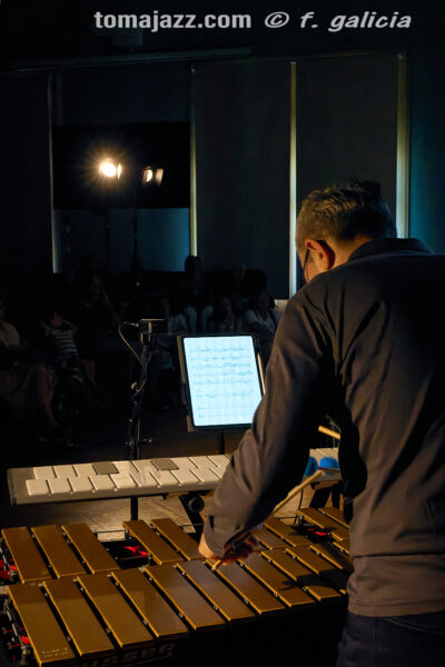 Christos Rafalides Quartet (Huesca es Jazz 2026. 2026-06-26) Por Fabio Galicia [INSTANTZZ AKA Galería fotográfica AKA Fotoblog de jazz, impro… y algo más] - Tomajazz - Christos Rafalides Quartet actuó en Huesca es Jazz 2026. Fabio Galicia lo retrata en INSTANTZZ. Actuaron Christos Rafalides, Alejandro Esperanza, Manel Fortià, Cecília Collaço