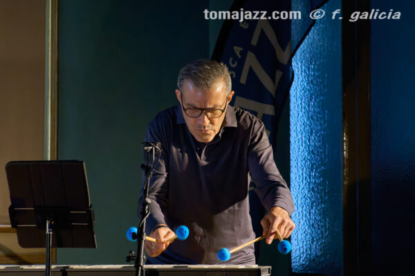 Christos Rafalides Quartet (Huesca es Jazz 2026. 2026-06-26) Por Fabio Galicia [INSTANTZZ AKA Galería fotográfica AKA Fotoblog de jazz, impro… y algo más] - Tomajazz - Christos Rafalides Quartet actuó en Huesca es Jazz 2026. Fabio Galicia lo retrata en INSTANTZZ. Actuaron Christos Rafalides, Alejandro Esperanza, Manel Fortià, Cecília Collaço